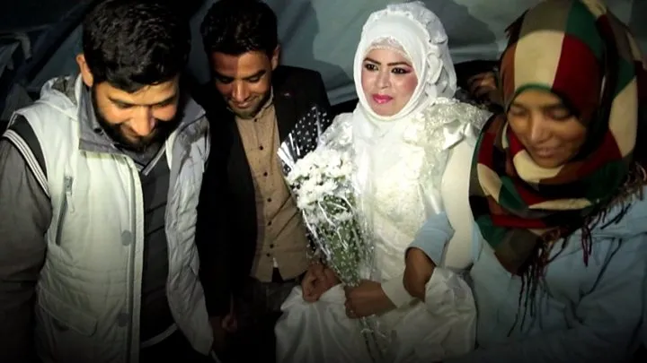 Big Greek wedding for Syrians in muddy camp